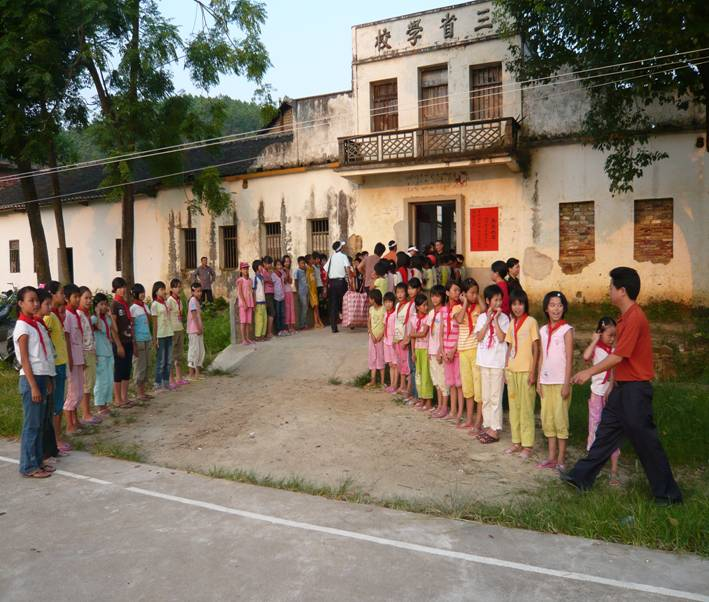 招商港灣人車行結(jié)隊幫扶三省小學(xué)-