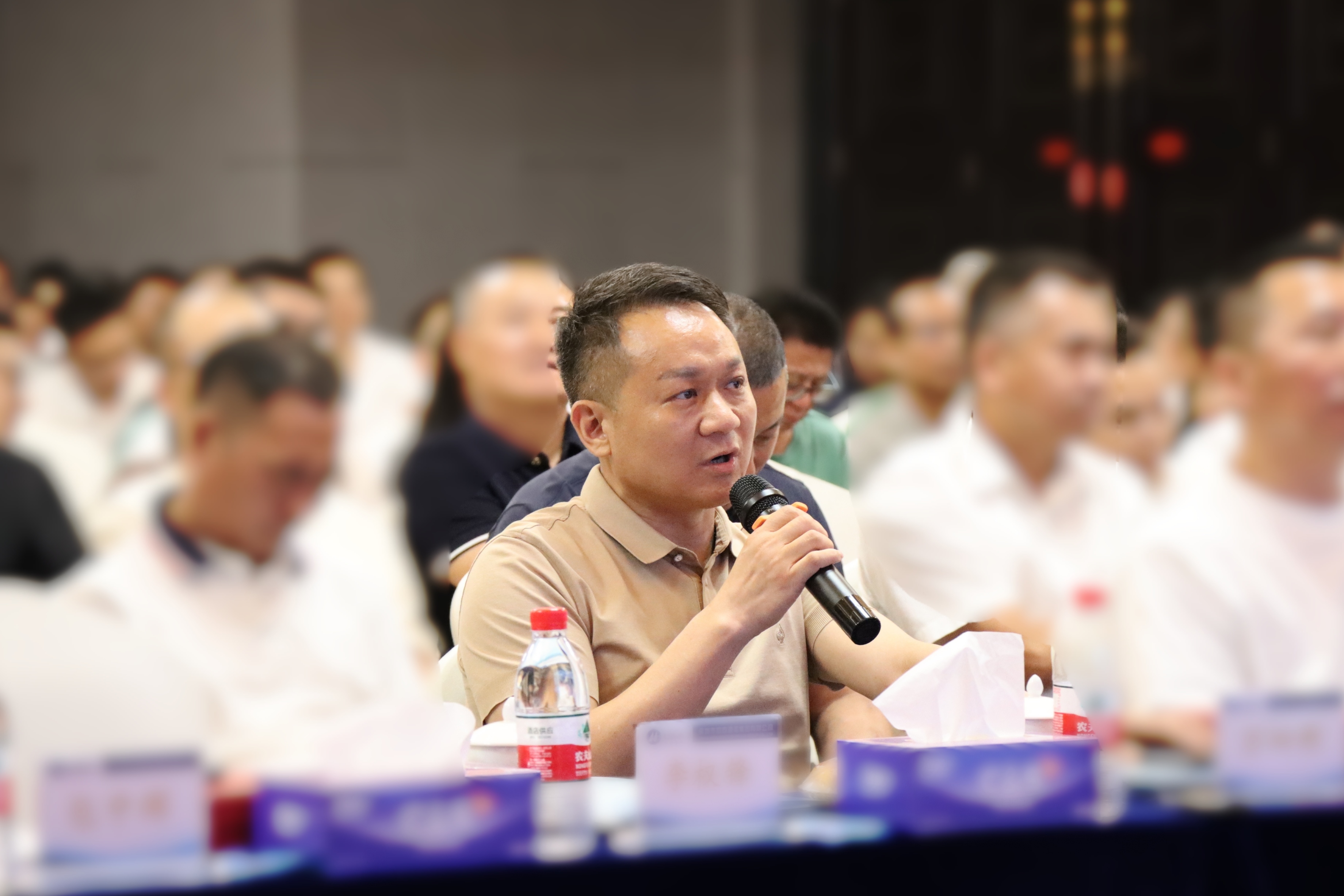港創(chuàng)建材公司董事、總經(jīng)理萬泗新發(fā)言.jpg